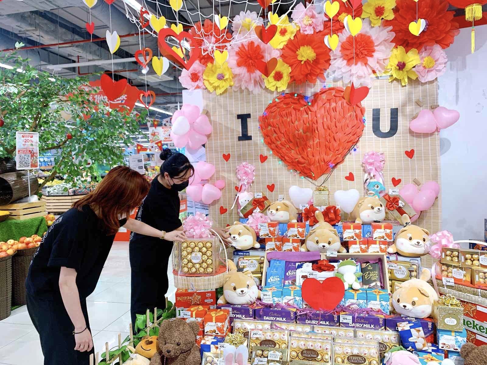 WinMart dành tặng khách hàng những ưu đãi về giá cho các mặt hàng socola, gấu bông nhân dịp ngày lễ tình yêu